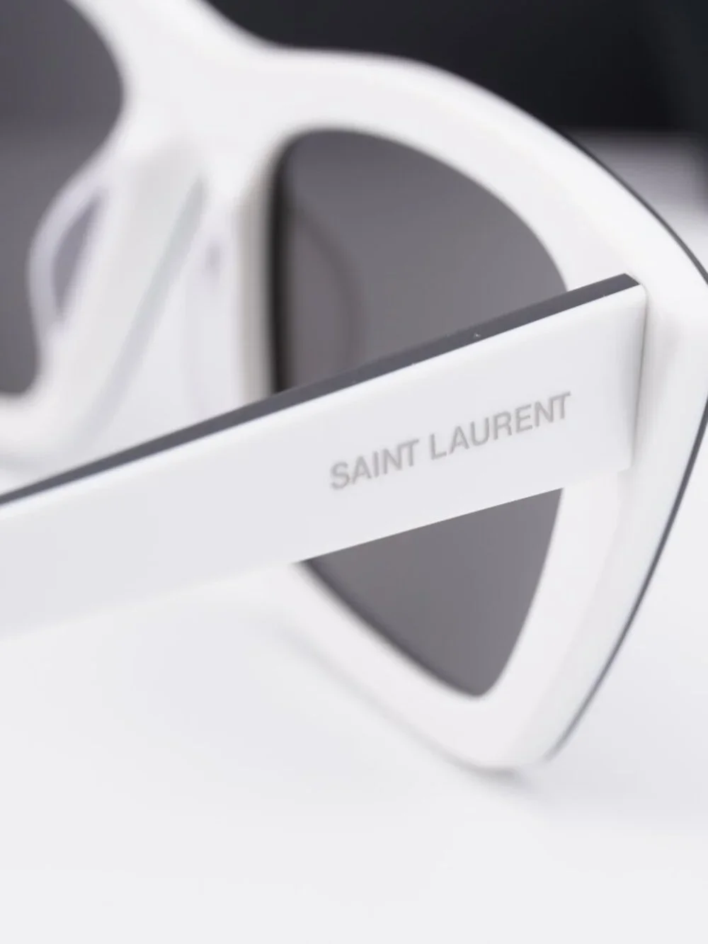 Saint Laurent model sl276